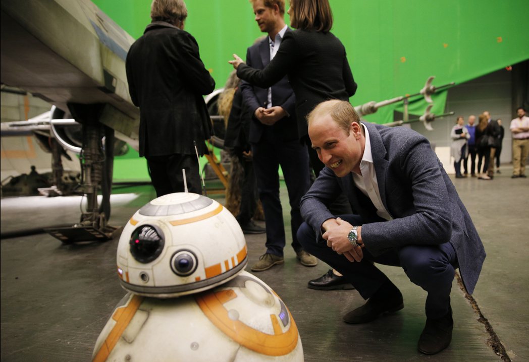 威廉王子與BB-8。 圖／歐新社