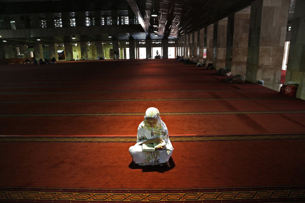 印尼雅加達的穆斯林，在齋戒月第一天的白晝時間於清真寺內讀經。 圖／美聯社