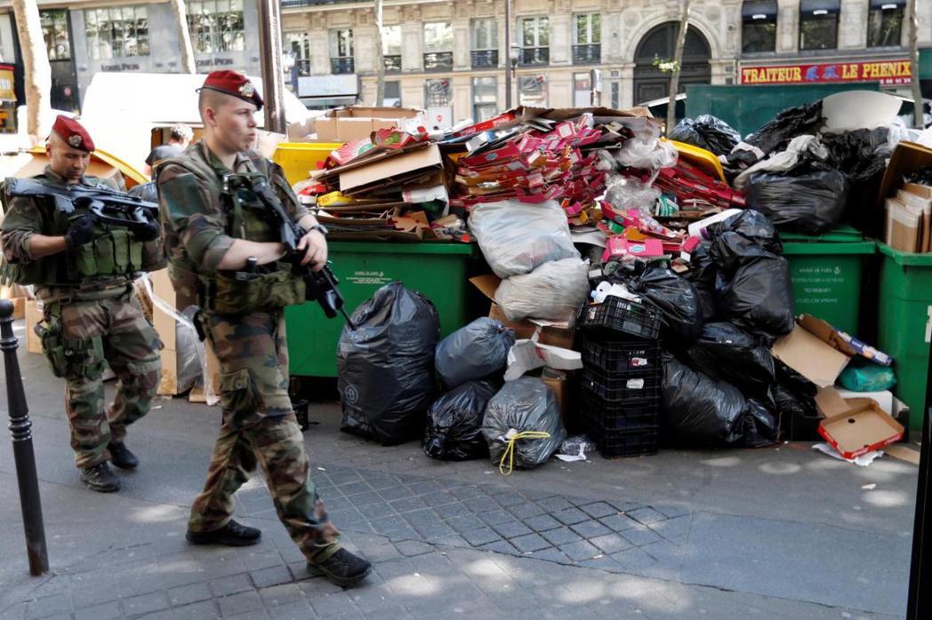 巴黎街頭的垃圾罷工。 圖／路透社