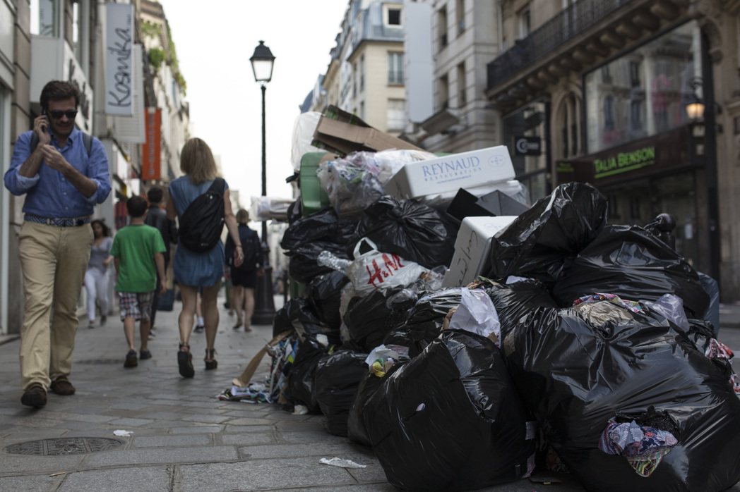 巴黎街頭的垃圾罷工。 圖／美聯社