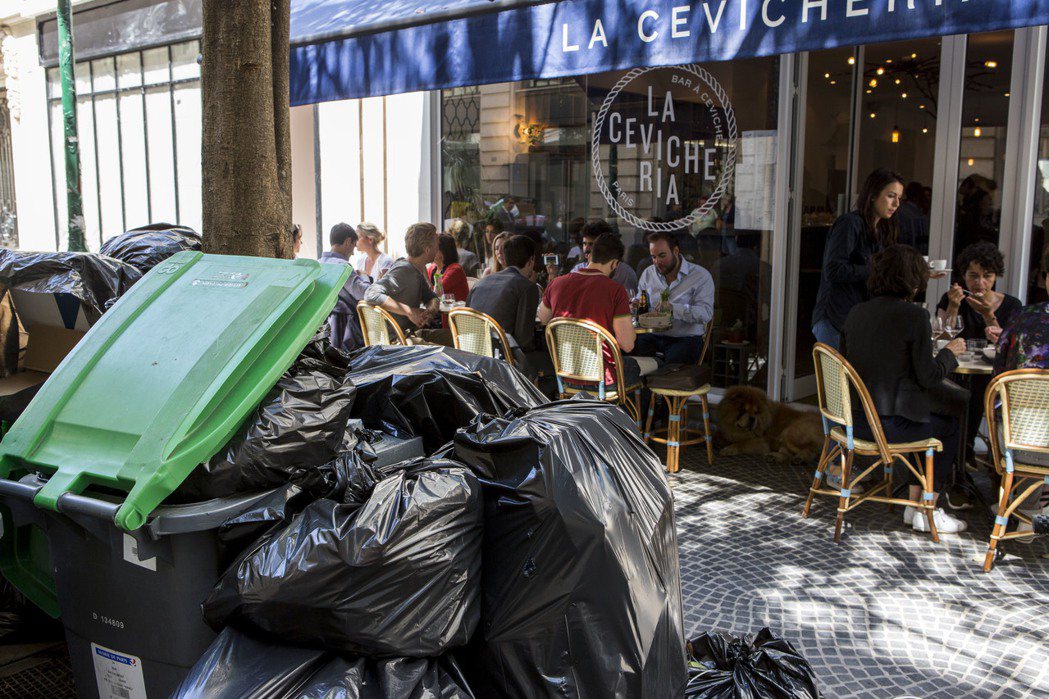巴黎街頭的垃圾罷工。 圖／美聯社