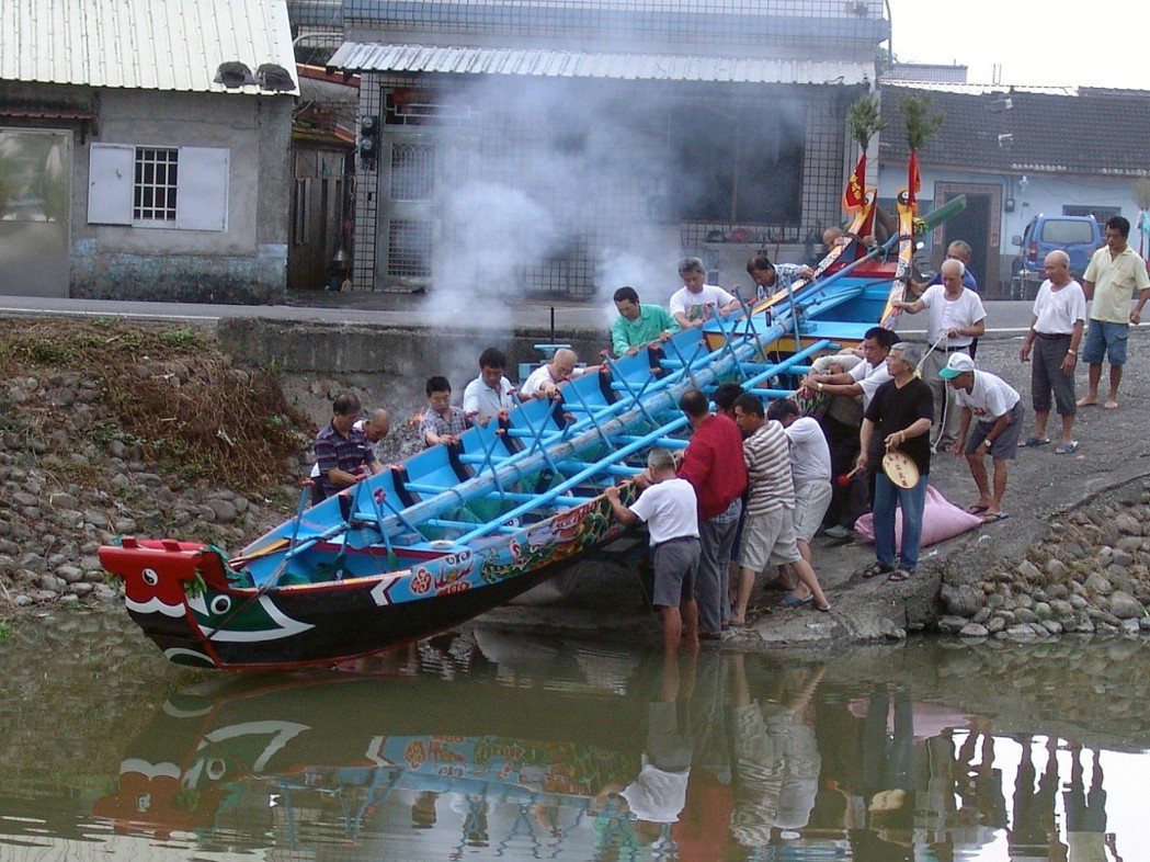 宜蘭礁溪二龍村龍舟下水儀式。 圖／作者自攝