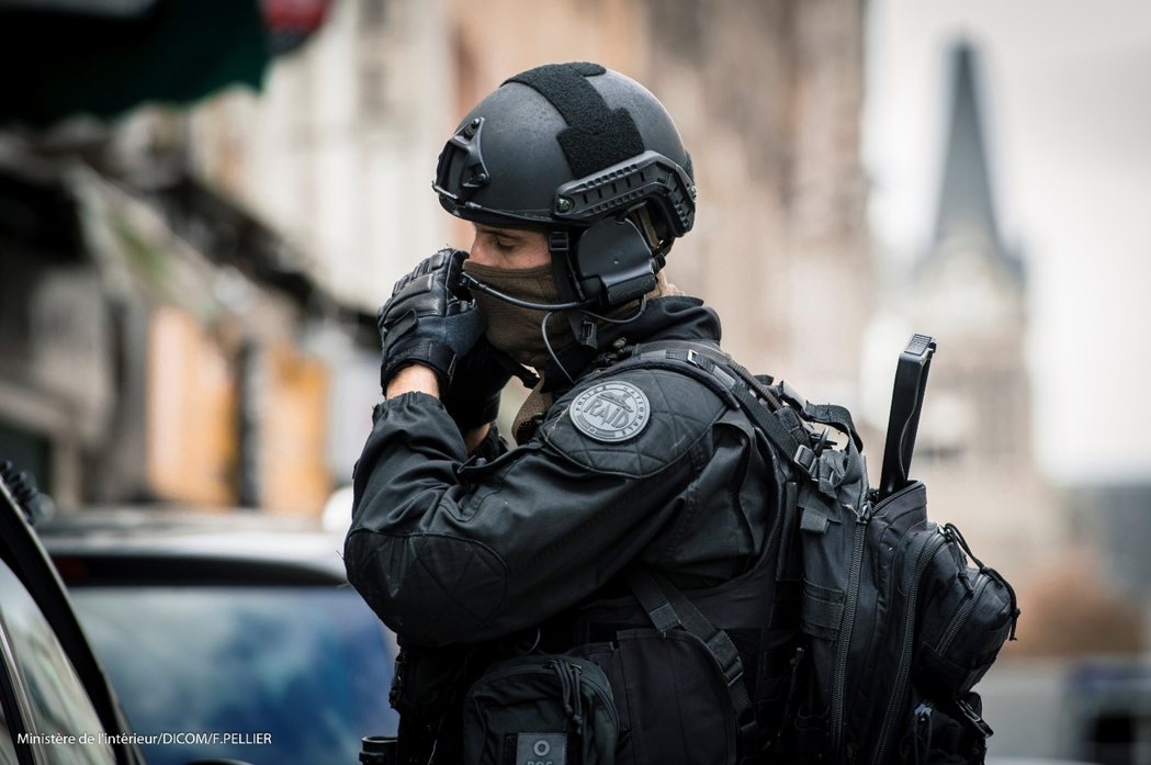 2015年11月21日資料照片，在巴黎市區圍剿恐攻嫌犯的黑豹特勤隊員。 圖／法國...