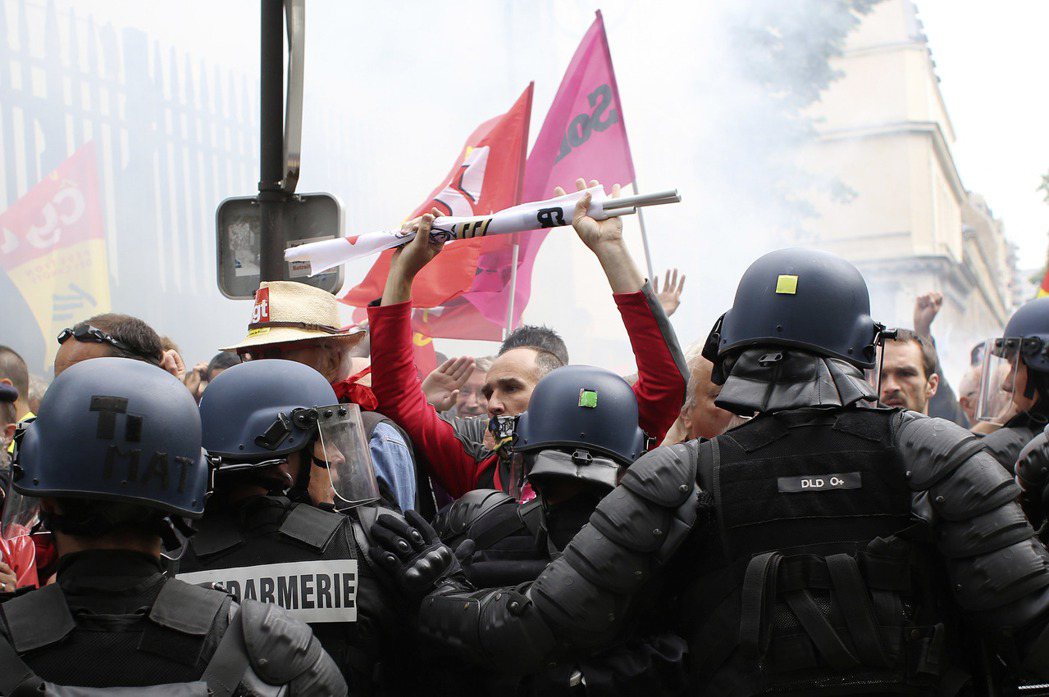 巴黎街頭的反勞工法抗爭。 圖／美聯社