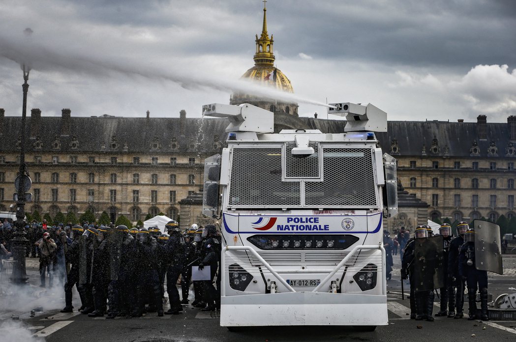 巴黎地標「傷兵院」前的水砲車。 圖／歐新社
