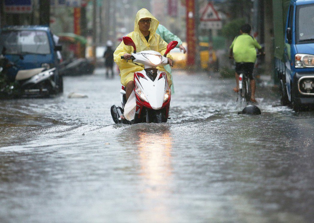 尼伯特颱風來襲造成高雄哈瑪星地區積水。 攝影／記者劉學聖