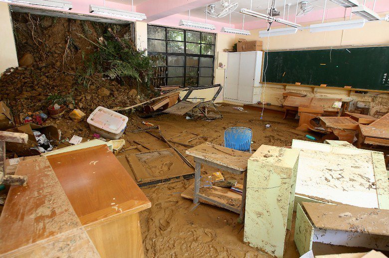 2015年蘇迪勒颱風造成烏來發生土石流，圖為烏來國小遭土石流沖入一景。 攝影／記者余承翰