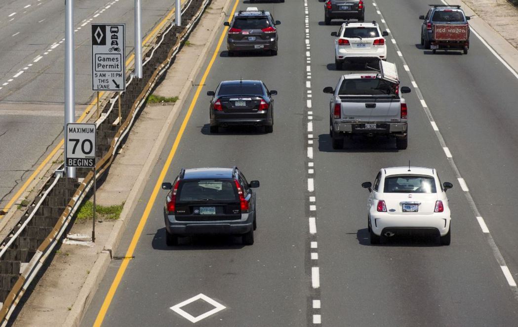 華盛頓州為使人流運輸最大化，於公路設有「高乘載車道」（菱形標示）鼓勵通勤者共乘。 圖／路透社