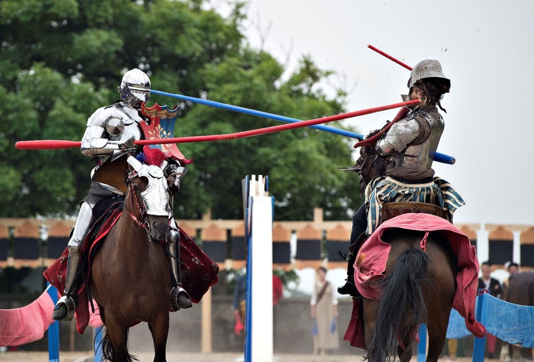 由於在騎士競技傳統上，是使用在歷史上鍛鋼技術發達後誕生的金屬重型武器，在其重量與...