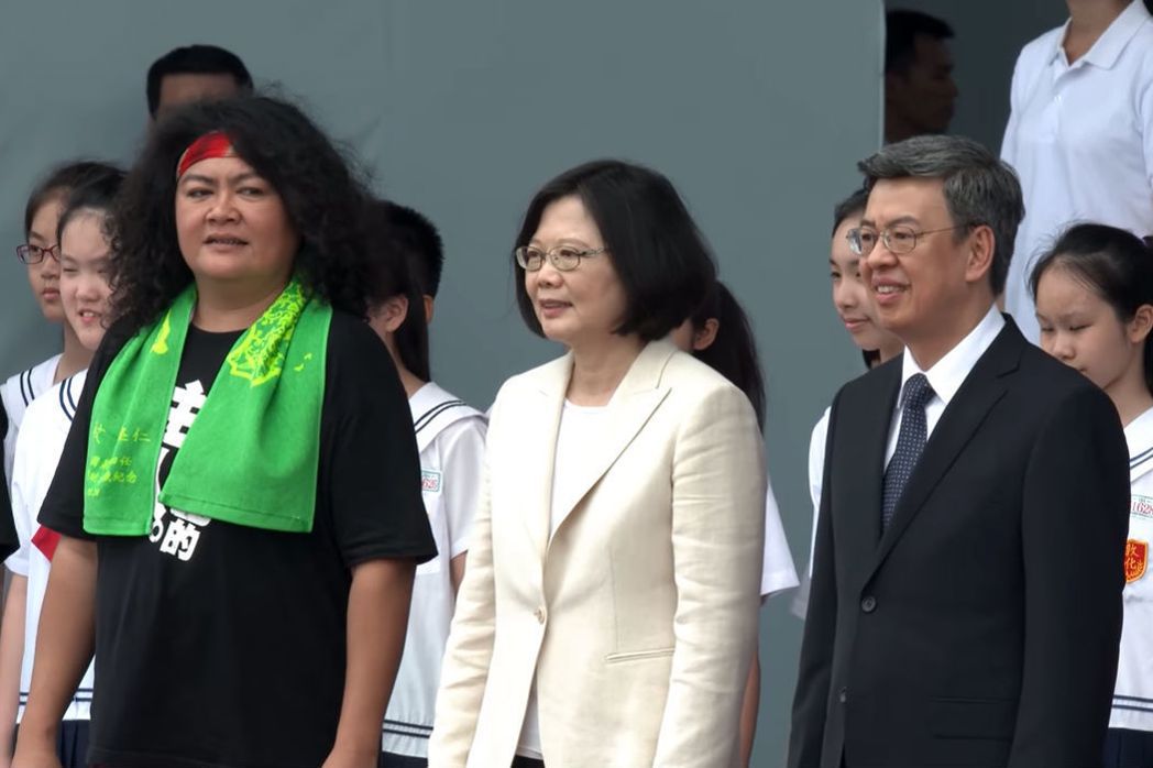 歌手巴奈（左一）於520總統就職典禮當天站在蔡英文身邊，顯現她對蔡英文政府的期待。 圖／擷取自總統就職典視頻