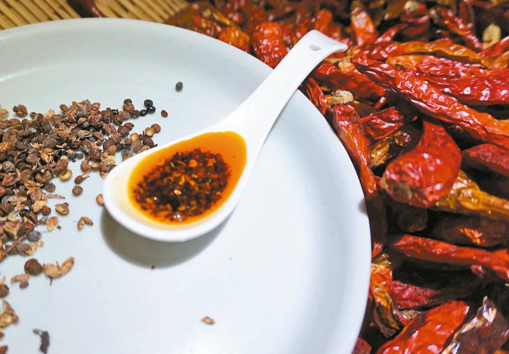 辣椒、花椒、八角等能提升食物味道的香料食材。 圖／朱慧芳