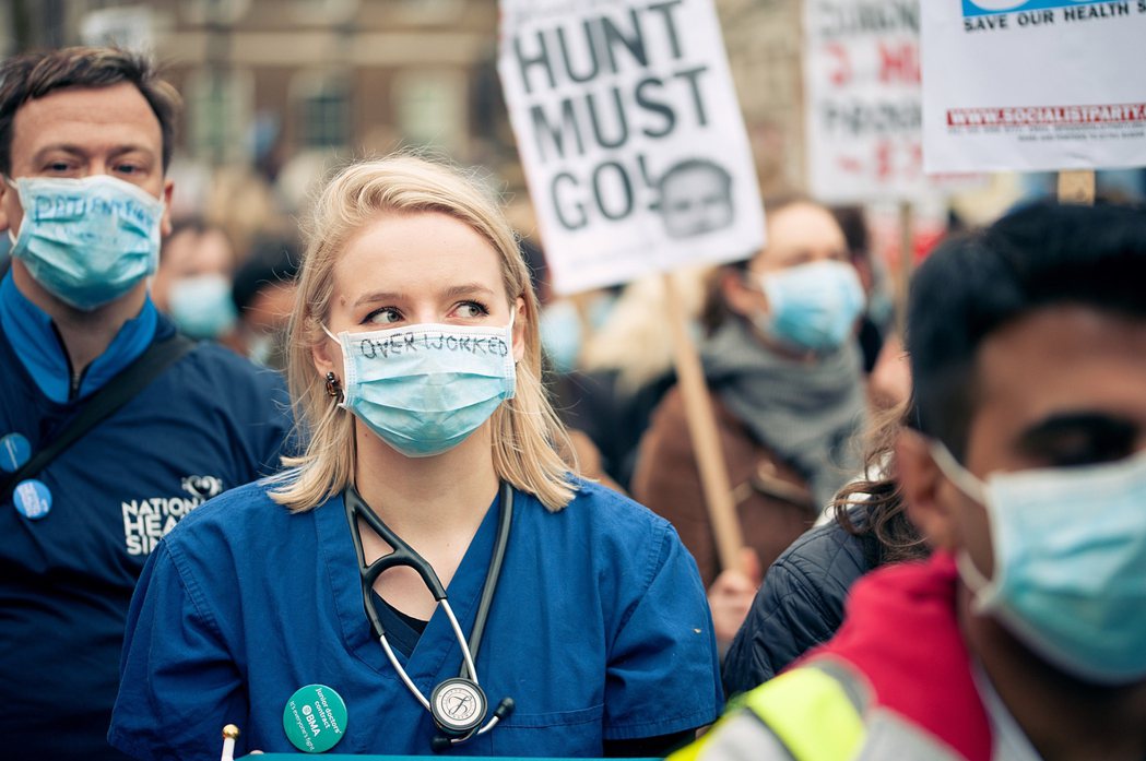 今年春末，轉角國際曾以〈英國醫生大罷工：吹響英國NHS健保革命的號角〉一文，解釋...