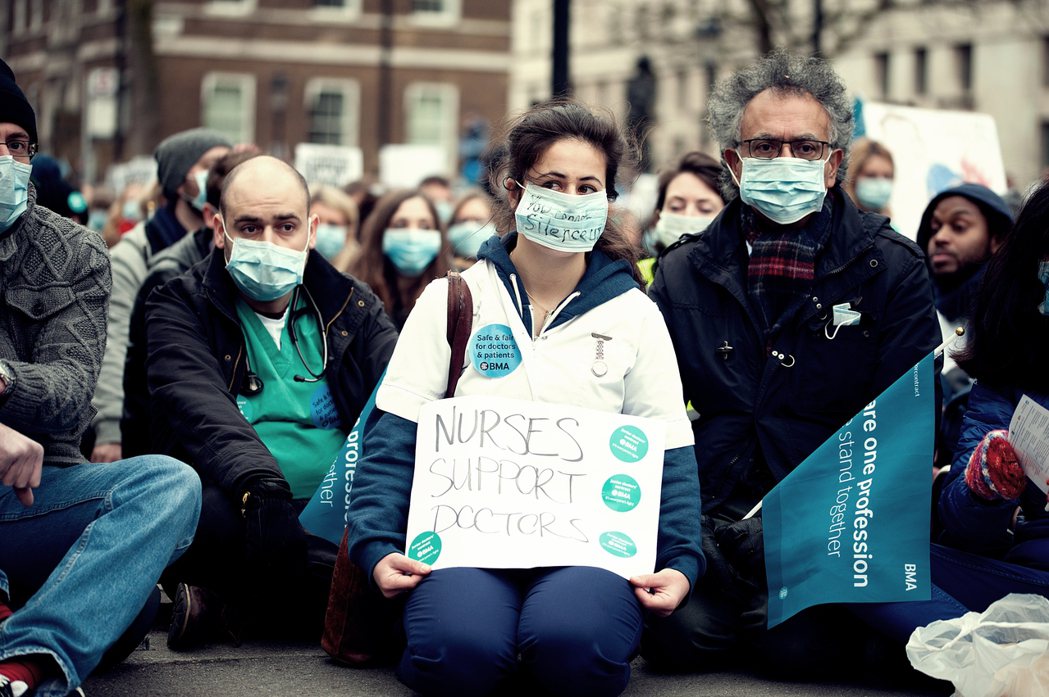 「護理師挺醫生！」儘管2016年的英國醫生大罷工以工會的尷尬挫敗為收場，但NHS...