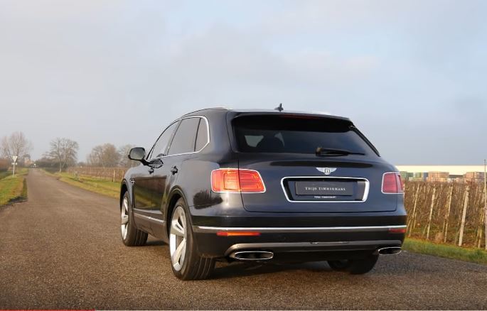 Bentley Bentayga 搭載 6.0 升 W12 雙渦輪增壓引擎，最大馬力為 608 匹/91.8 公斤米，售價更高達 23 萬美元（折合台幣約 741 萬），不論在性能或售價方面都堪稱是現役 SUV 霸主。 摘自 Youtube