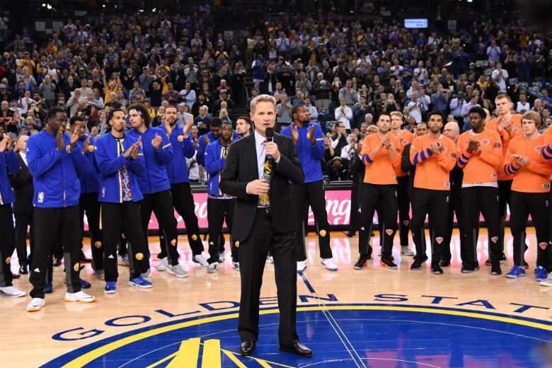 2016年12月16號NBA球場上出現了令人難忘的一幕：勇士隊的教頭柯爾帶領球員，以及全場觀眾向體育記者克雷格．薩格致敬。 圖／路透社