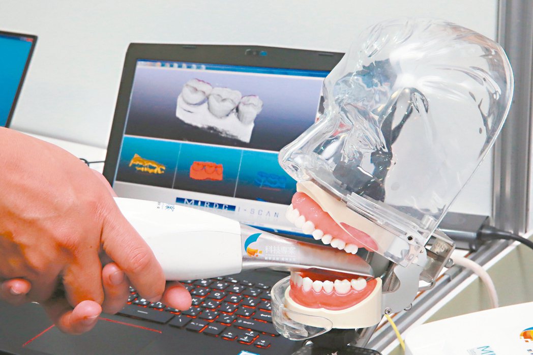 經濟部昨天展示藍光線雷射口內掃描系統，可快速完成口腔建模程序，減少製作假牙過程中...