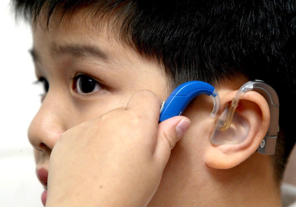 助聽器跟電子耳的原理與效果都不同。助聽器是把聲音放大，但沒有辦法協助使用者辨任聲...