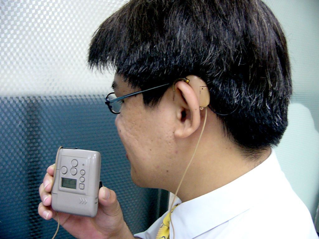 電子耳的原理是將「電極束」植入人體（耳蝸），並在外部配戴麥克風，麥克風收到聲音後...