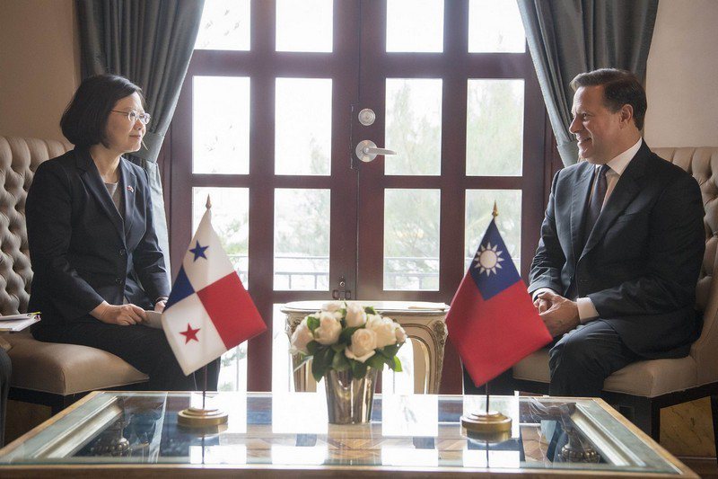 2016年6月蔡英文總統訪問巴拿馬，與巴國總統瓦雷拉於巴國總統府會晤。 圖／翻攝自總統府網站