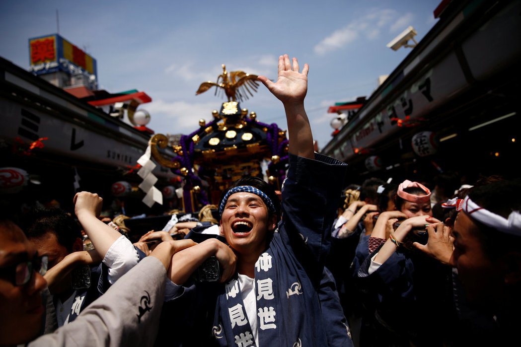 走向國際、拼觀光的日本，又真的是一帆風順嗎？圖為東京淺草寺每年五月的「三社祭」。...