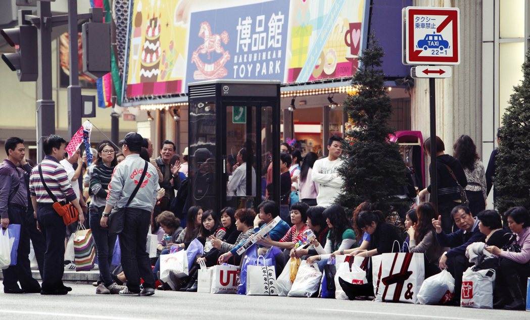 以中國旅客為首的「爆買團」，在日本大量購買電器、化妝品等現象登上了媒體，儘管不少...