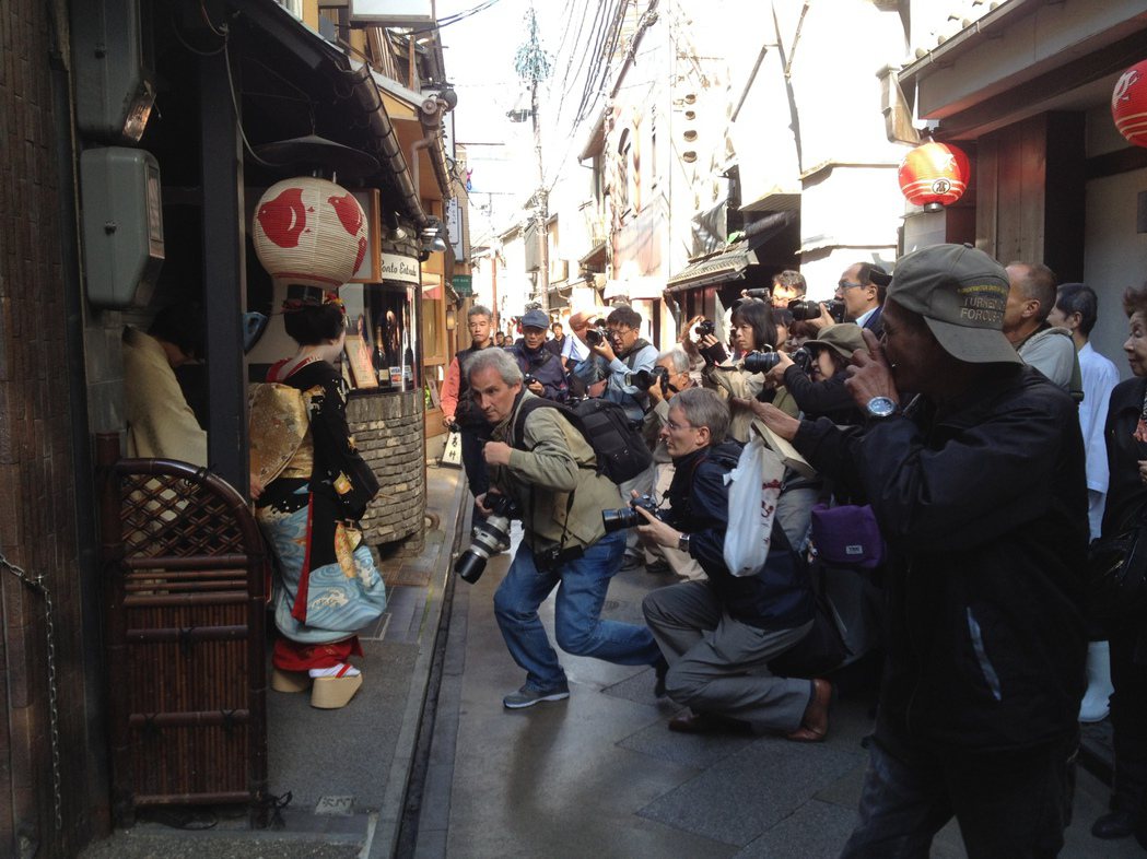 許多受訪者認為「外國觀光客不懂日本禮節」，肆意違法許多當地規矩。圖為京都的外國觀...