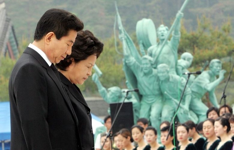 「5月18日民主化運動」過後，韓國政府給予犧牲者、被害者物質補償並恢復名譽，圖為參與518悼念的已故南韓前總統盧武鉉。  圖／美聯社