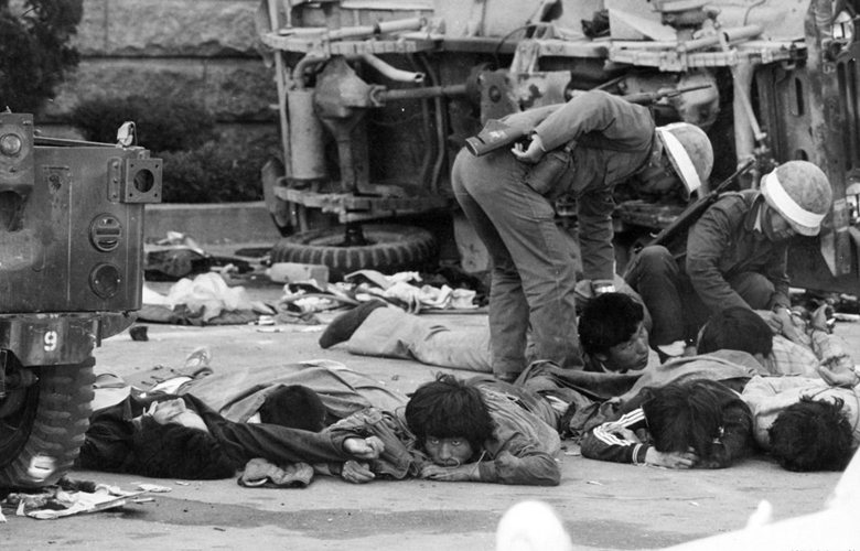 1980年5月21日，戒嚴軍開始對路上群眾用實彈開火射擊，狙擊手也瞄準示威隊伍前帶頭者，逐一開槍射殺。 圖／南國國家檔案局（韓國民主基金會）