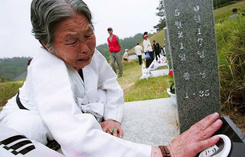 一名韓國母親在518紀念公墓，悼念自己在光州事件中罹難的兒子。 圖／歐新社