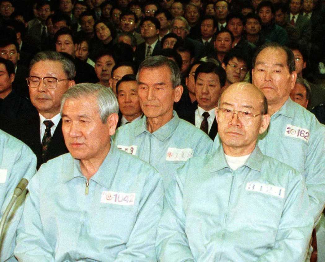 終於在1996年2月，全斗煥（右）及盧泰愚（左）等16名軍事政府集團成員遭到起訴。 圖／路透社