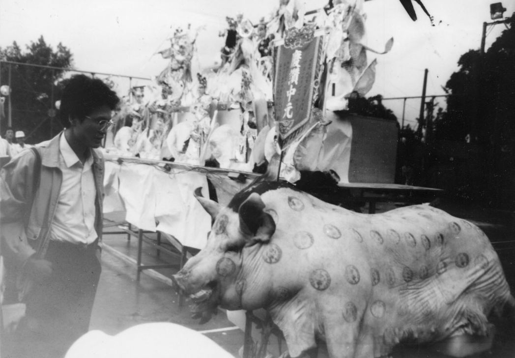 基隆中元祭舉辦賽豬公比賽，吸引遊客觀看。攝自1987年。 圖／聯合報系資料照