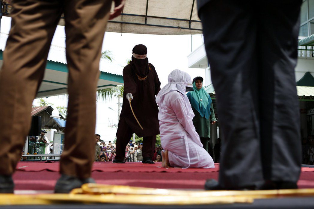 支持鞭刑的常見理由之一，是認為對重大犯罪能起到威嚇作用。圖為今年4月在印尼亞齊（Aceh）引發關注的公開鞭刑事件。 圖／歐新社