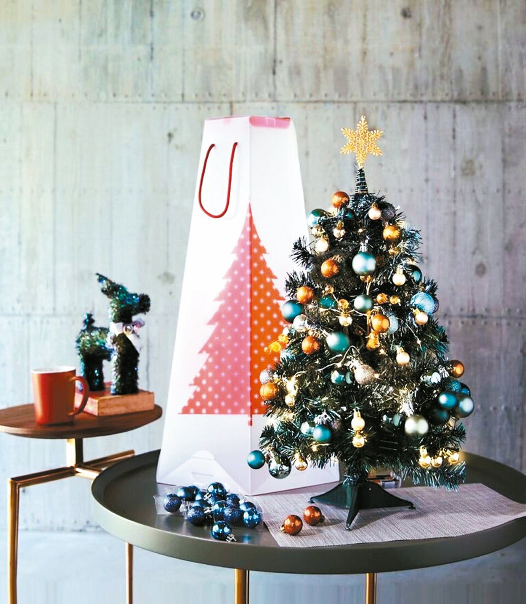 耶誕樹加上小禮物，讓節慶氣氛更濃厚。 HOLA／提供