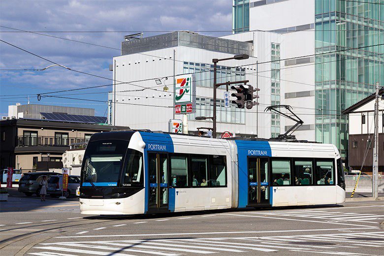 輕軌是富山市公共運輸復興的要角。 圖／取自t-mizo (CC BY 2.0...