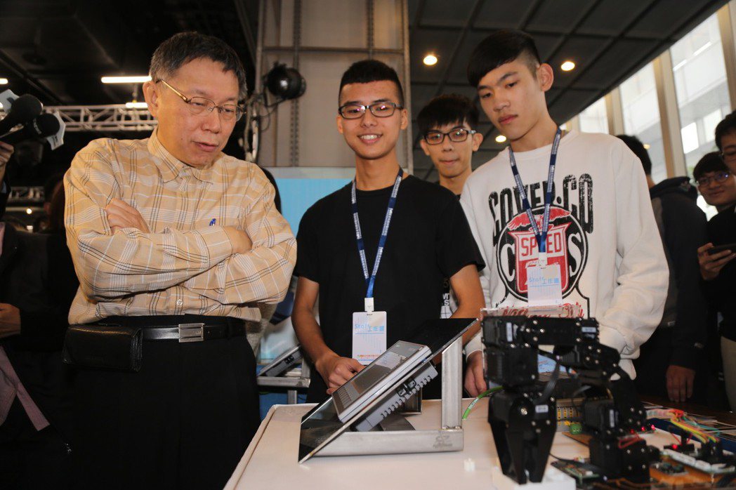 圖為1月8日台北市長柯文哲（左）出席「技職海外見學創業教育博覽會」。 圖／聯合報系資料照
