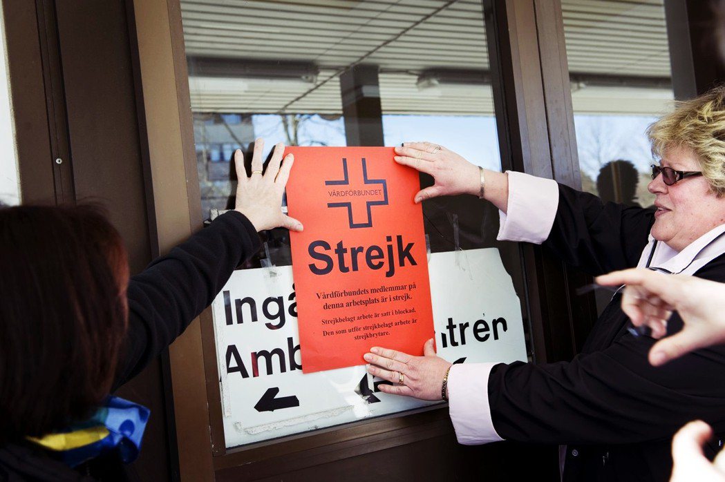圖為2008年瑞典醫護人員在急診室門口貼上罷工字樣。 圖／路透社