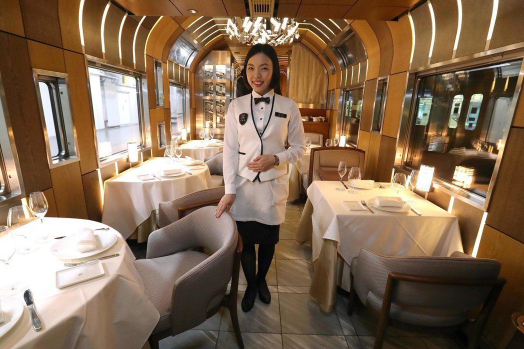 TRAIN SUITE四季島列車中的豪華餐廳車廂。 圖／法新社