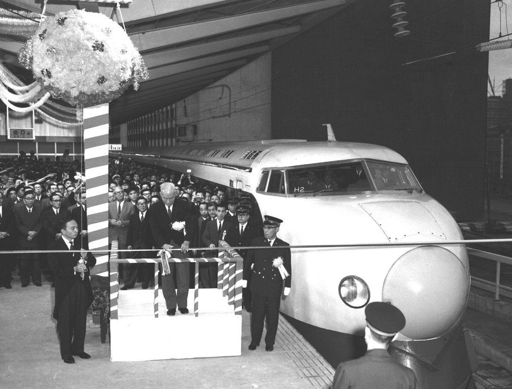 圖為1964年東海道新幹線通車儀式，開啟了日本列島的新幹線時代。 圖／美聯社