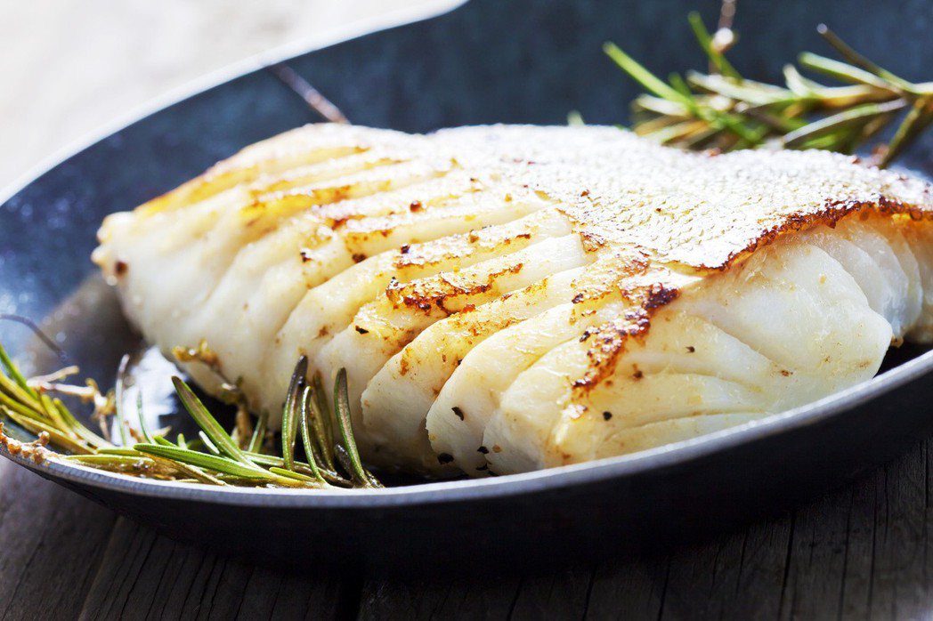 肉質細緻的魚例如鱈魚、比目魚，很容易黏鍋，改用琺瑯鍋煎較適合。 圖／元氣周報