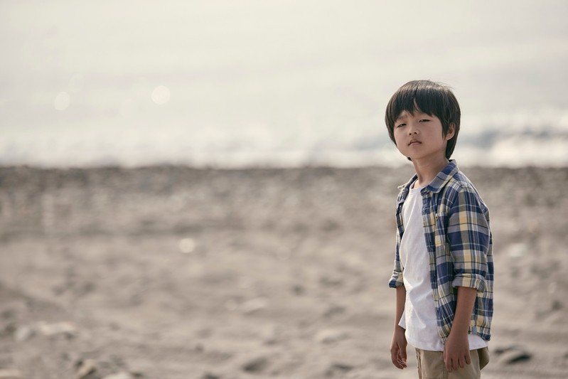 導演賴國安從一個五歲小孩怡安（白潤音飾演）存有前世記憶作為切入點，來看台灣當代核心家庭的展延與崩毀。 圖／海鵬影業提供