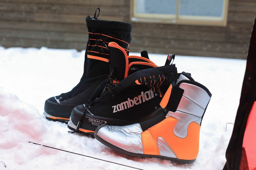 這就是「雙重靴」，圖中只有「一雙鞋」，黑色包覆層是防止雪灌入的設計，而銀色那雙則...