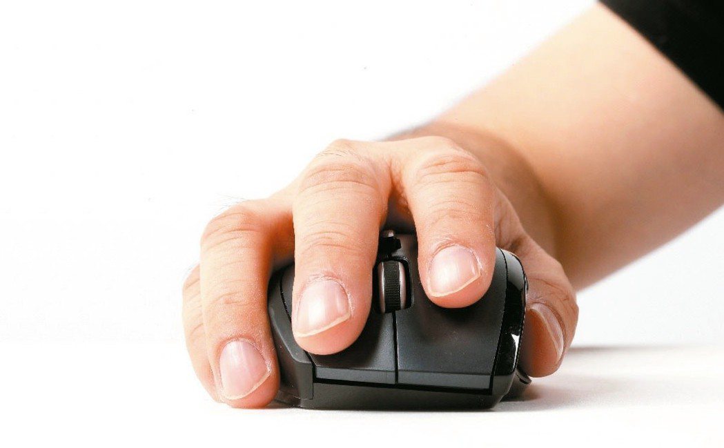 經常打字、使用滑鼠的電腦族可能面對俗稱「滑鼠手」的腕隧道症候群困擾。聯合報系資料...