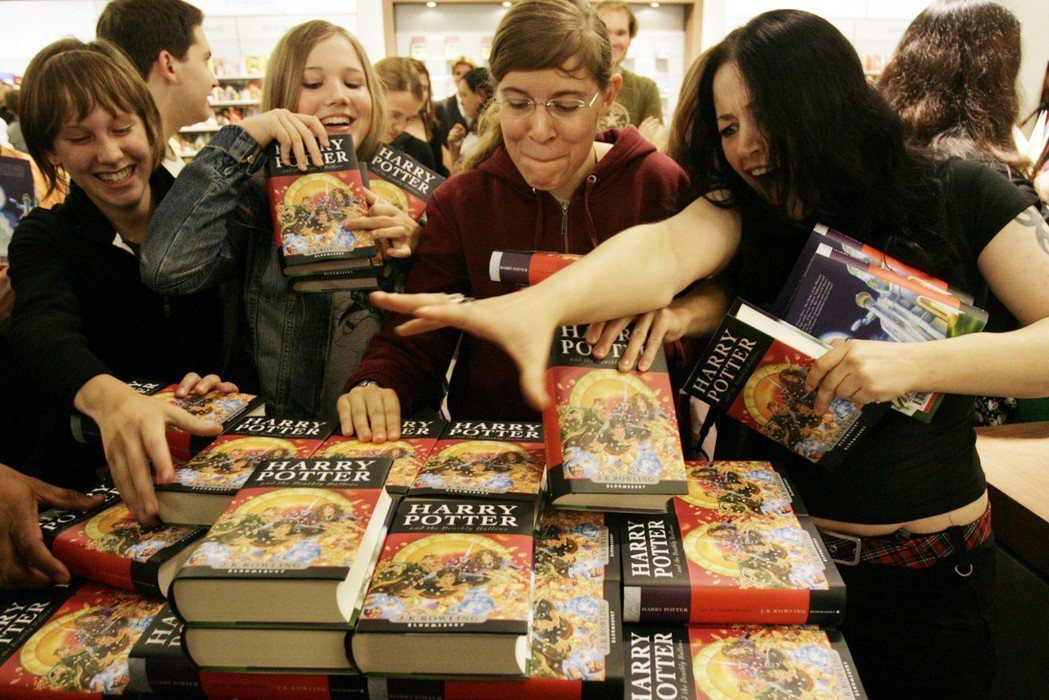 2007年出版的《哈利波特：死神的聖物》，是英國實體書店與網路書店的決戰分水嶺。...