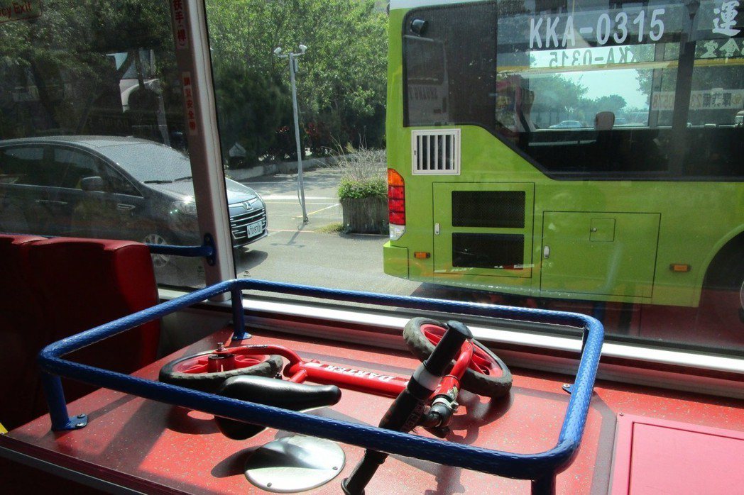 台北市轄管部分低地板公車免費搭載12吋以下兒童自行車。 圖／臺北市公共運輸處提供