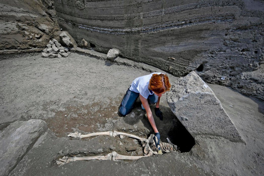 義大利龐貝古城，遺址新考古發現了一名男子遺骸，不是死於火山灰，而是被噴發出去的巨石壓死。 圖／美聯社