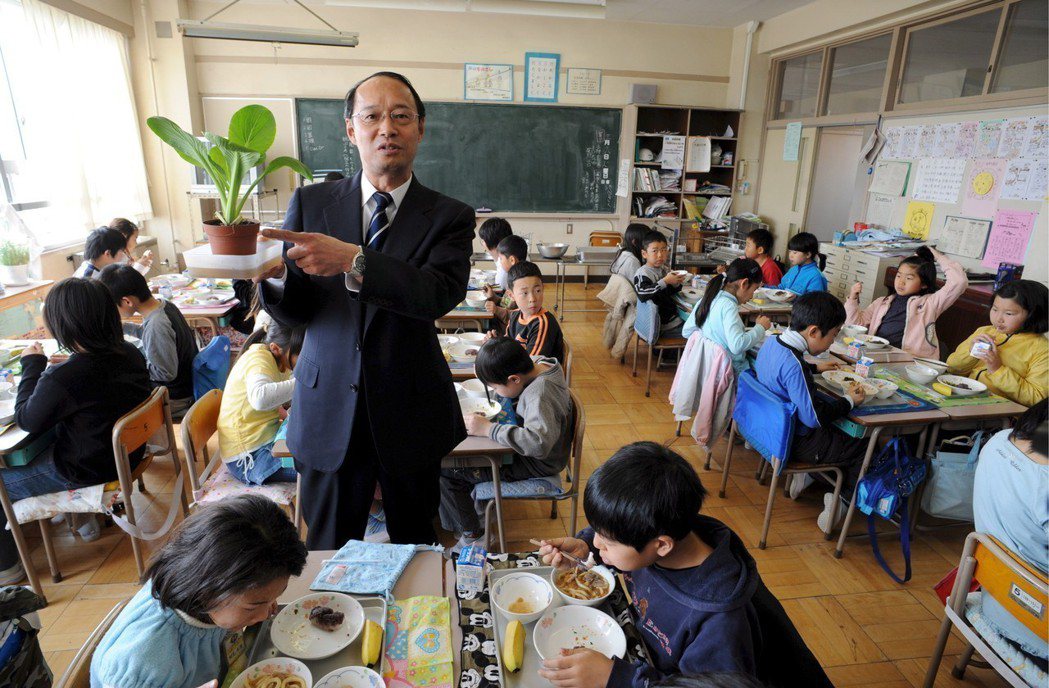食育政策在日本各級中小學裡大力推廣，圖為東京一間小學與當地的菜農合作，強調使用在...