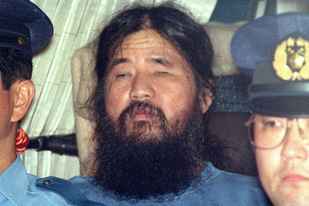 東京地鐵沙林毒氣事件主謀、奧姆真理教主麻原彰晃，今晨（7月6日）執行死刑。圖為資料照片，攝於1995年9月。 圖／美聯社