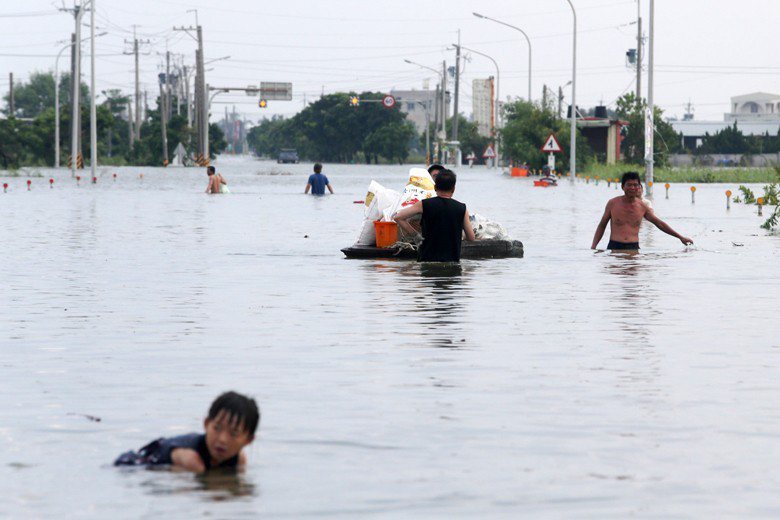 823水災導致東石鄉西崙村栗子崙與布袋鎮過溝，水淹3天都沒消退。 圖／聯合報系資料照