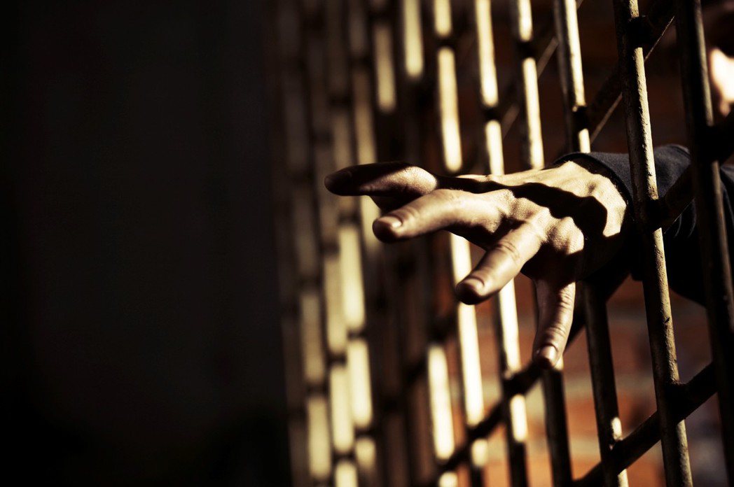 金巴多的理論認為，在監獄環境中有可能使人失去同理心、走向墮落，扮演獄卒角色的人從...