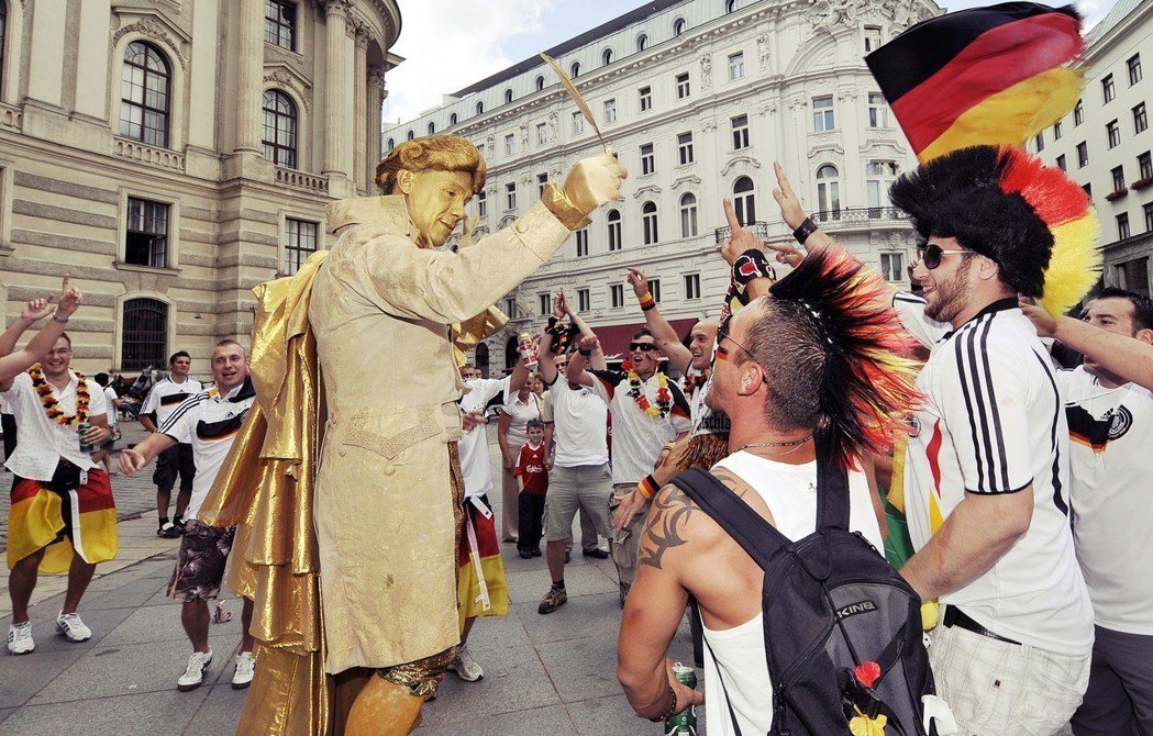 「德國人Out！」奧地利與德國的關係，遠非世人以為的「德奧一家親」。圖為維也納街...